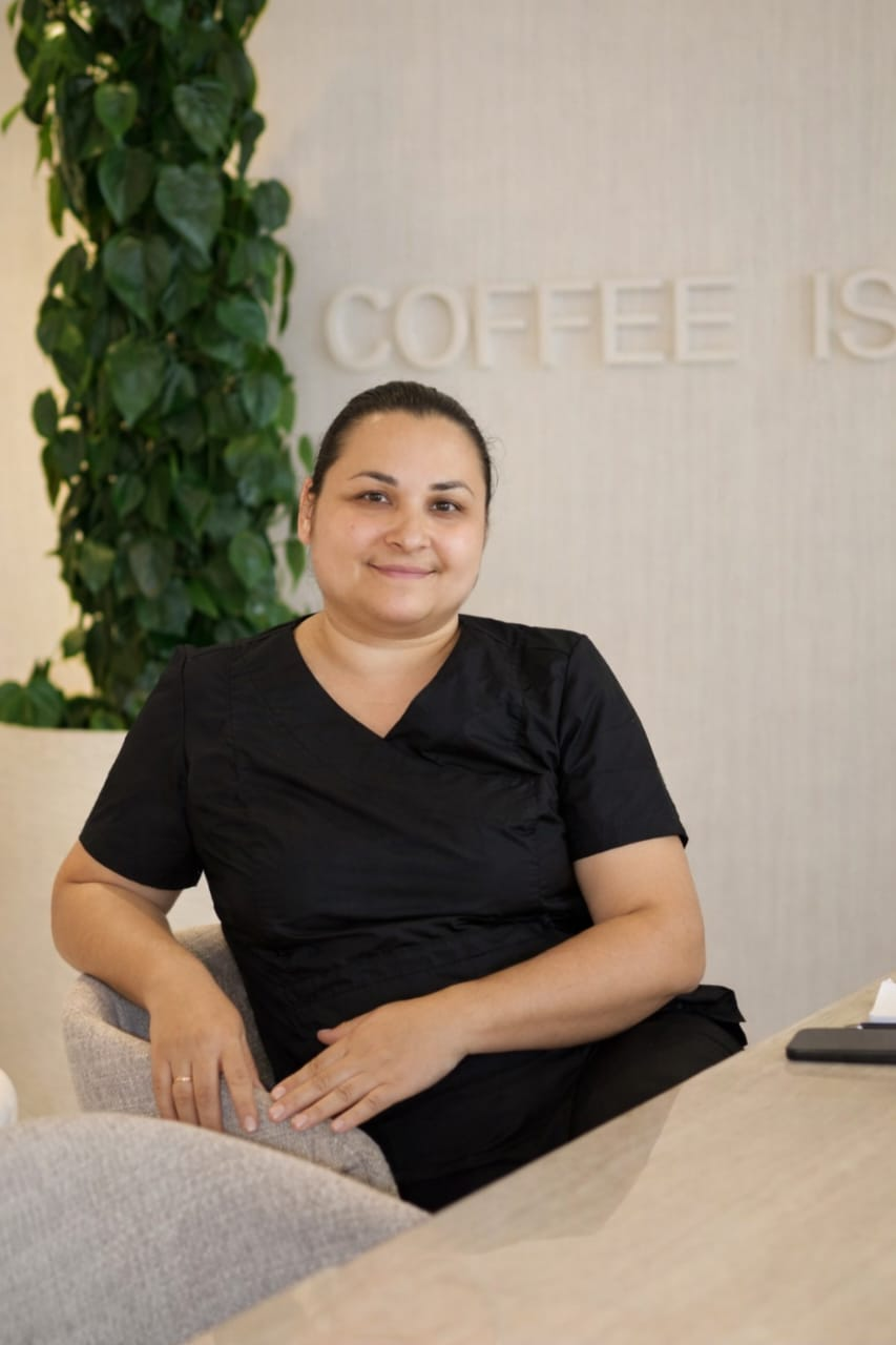 Камила Тонконогова в студии